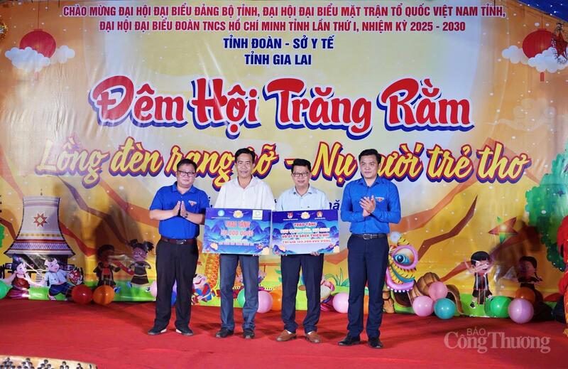 Đại diện Tỉnh đoàn Gia Lai trao bảng tượng trưng các nguồn lực hỗ trợ của Trung ương và địa phương cho thiếu nhi vùng biên. Ảnh: Hoàng Phát