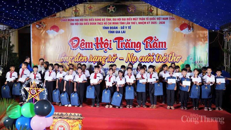 Chương trình Đêm hội trăng rằm với chủ đề “Lồng đèn rạng rỡ - Nụ cười trẻ thơ”. Ảnh: Hoàng Phát