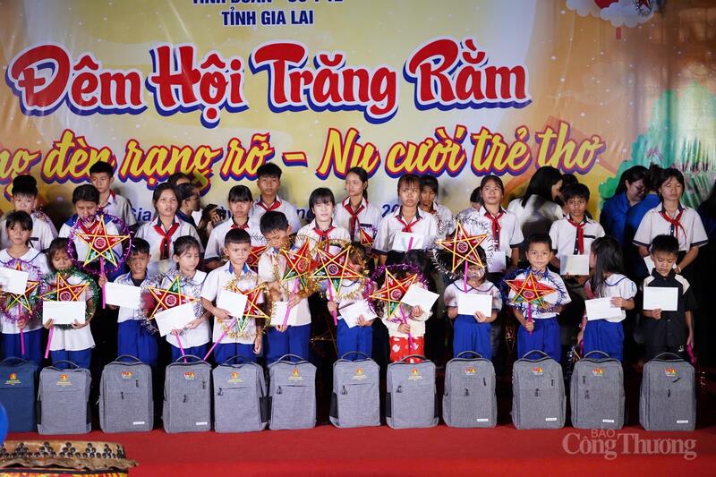 Các suất quà Trung thu cũng được gửi đến các em thiếu nhi xã Ia Dom.