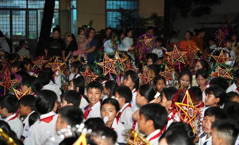 Chương trình không chỉ đem đến cho các em một cái Tết Trung thu trọn vẹn mà còn thể hiện sự quan tâm, sẻ chia của các cấp, ngành, đoàn thể đối với thế hệ trẻ nơi vùng biên của Tổ quốc.
