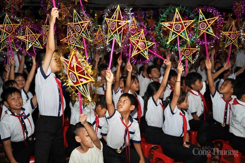 Học sinh vùng biên háo hức khi được cầm trên tay đèn ông sao.