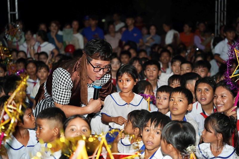 Ban tổ chức giao lưu với các em học sinh. Ảnh: Hoàng Phát