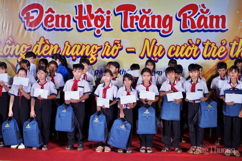 160 suất quà Trung thu cũng được gửi đến các em thiếu nhi có hoàn cảnh khó khăn.