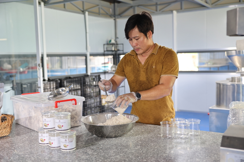 Anh Đinh Công Trường đóng gói bột khoai mài mang thương hiệu Sâm Hoài Sơn Việt Nam. Ảnh: Hoàng Nhị