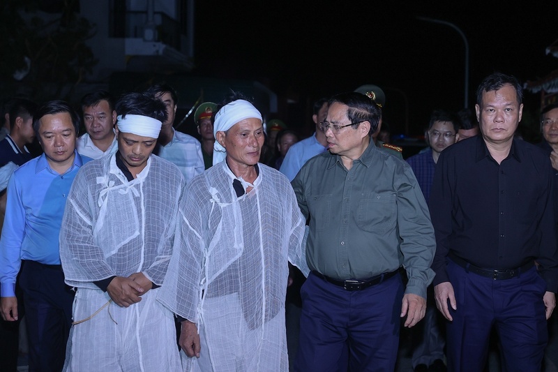 Thủ tướng khẳng định, Đảng, Nhà nước rất thấu hiểu, chia sẻ với những mất mát, khó khăn của nhân dân các vùng thiên tai trên cả nước. Ảnh: VGP/Nhật Bắc