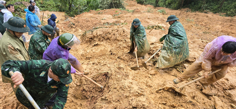 Bộ đội biên phòng hỗ trợ người dân Tuyên Quang khắc phục hậu quả do mưa lũ. (Ảnh: CTV)