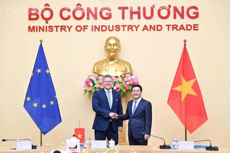 Bộ trưởng Bộ Công Thương Nguyễn Hồng Diên và Cao ủy Thương mại và An ninh kinh tế Liên minh châu Âu Maros Sefcovic.