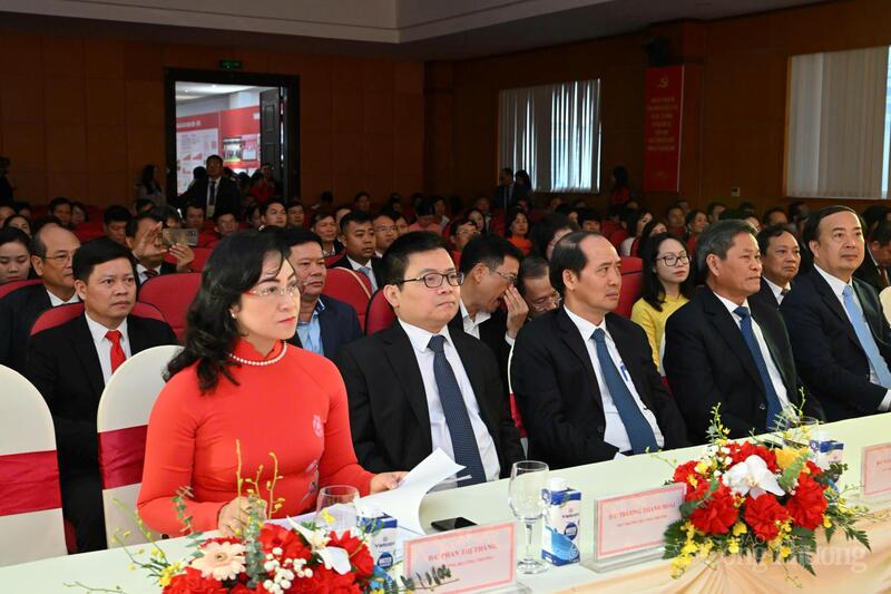 Thứ trưởng Bộ Công Thương Phan Thị Thắng, Thứ trưởng Bộ Công Thương Trương Thanh Hoài cùng các đại biểu tham dự Đại hội.