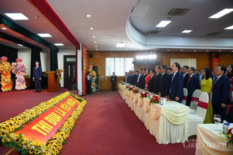 Phó Thủ tướng Lê Thành Long cùng các đại biểu tham dự Đại hội thi đua yêu nước ngành Công Thương lần thứ IV làm lễ chào cờ.