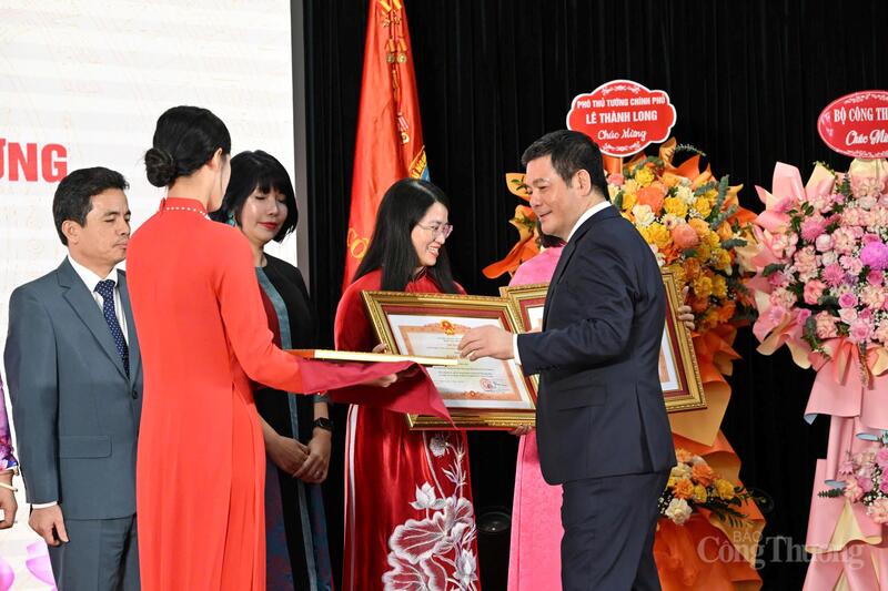 Bộ trưởng Bộ Công Thương Nguyễn Hồng Diên trao tặng Bằng khen của Thủ tướng Chính phủ cho các cá nhân có thành tích tiêu biểu, xuất sắc trong phong trào Thi đua yêu nước ngành Công Thương