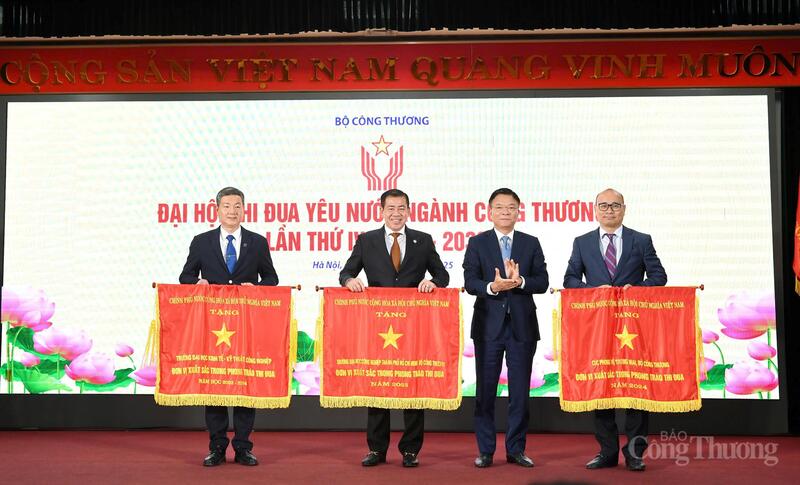 Phó Thủ tướng Lê Thành Long trao tặng Cờ thi đua của Chính phủ tặng các đơn vị xuất sắc