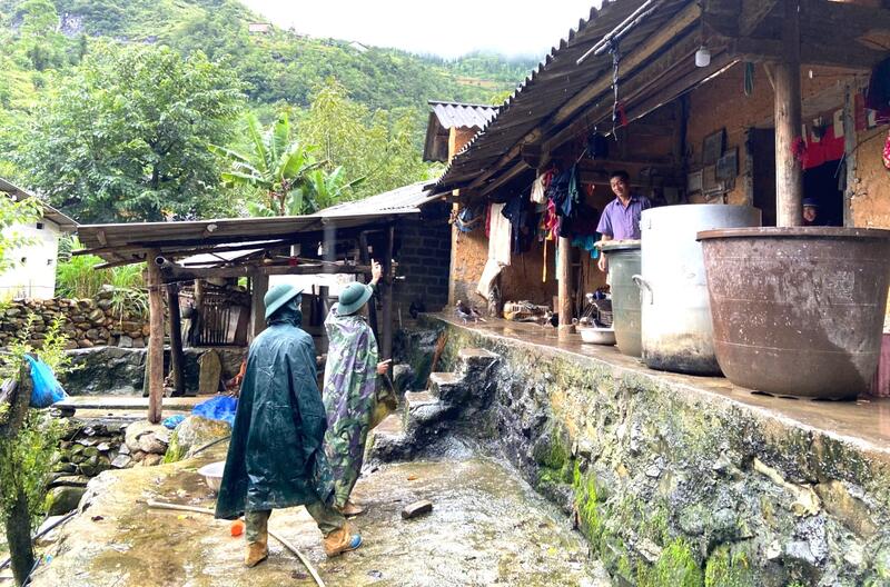Lực lượng chức năng tỉnh Tuyên Quang đến từng nhà dân tuyên truyền người dân nhằm đảm bảo an toàn, tránh nguy cơ sạt lở đất. Ảnh: Xuân Hưng