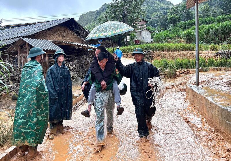 Lực lượng quân đội, dân quân tự vệ đang sơ tán người dân đến nơi an toàn. Ảnh: Xuân Hưng