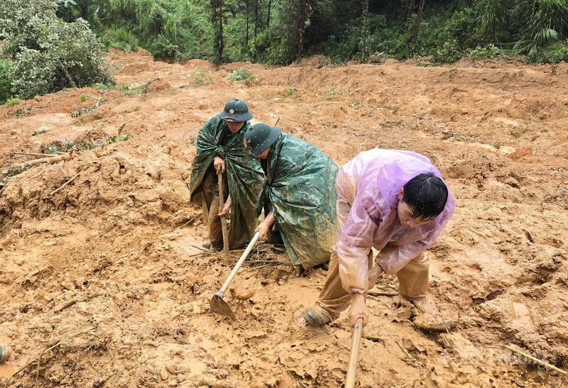 Từ sáng sớm 30/9, các lực lượng chức năng dầm mưa bới bùn đất tìm kiếm người dân gặp nạn. Ảnh: Xuân Hưng