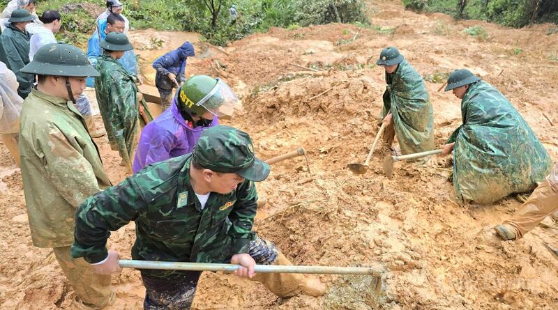 Các lực lượng chức năng tỉnh Tuyên Quang đang nỗ lực tìm kiếm 4 người trong gia đình bị mất tích