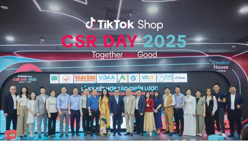 Phối hợp với cộng đồng doanh nghiệp, eComDX thúc đẩy ứng dụng “4 Go” vào thực tiễn. Ảnh: Cục Thương mại điện tử và Kinh tế số