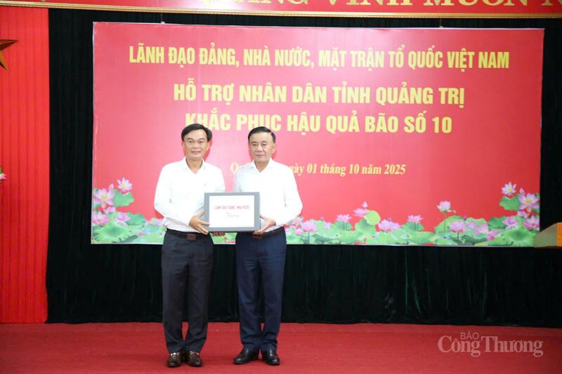 Thường trực Ban Bí thư tặng quà, thăm hỏi, động viên nhân dân tỉnh Quảng Trị khắc phục hậu quả bão số 10