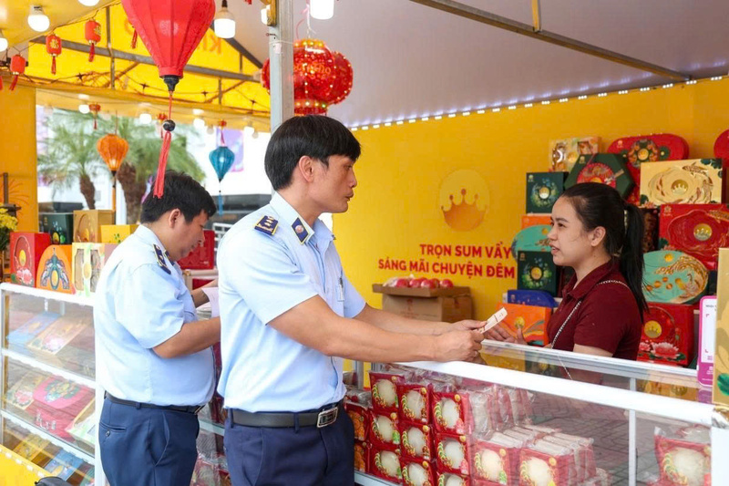 Lực lượng quản lý thị trường Quảng Ngãi kiểm tra các cơ sở kinh doanh bánh trung thu. Ảnh: Nguyễn Dương