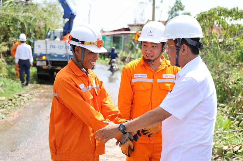 Tổng giám đốc EVNCPC Ngô Tấn Cư thăm, động viên các công nhân tham gia khắc phục sự cố về điện tại tỉnh Quảng Trị. Ảnh: Phương Nam