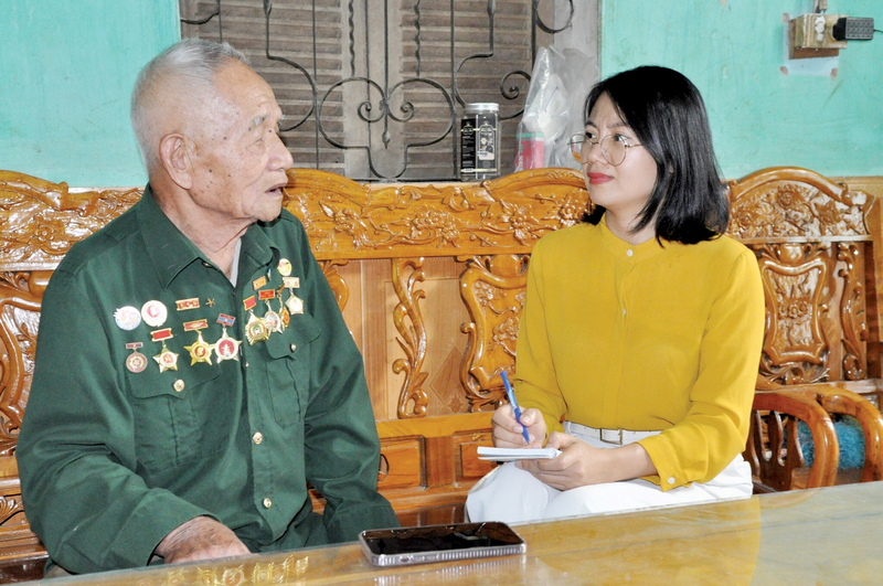 Phóng viên Đỗ Nga chuyện trò về Chiến thắng Điện Biên Phủ với bác Nguyễn Văn Kỷ - cựu chiến binh Điện Biên
