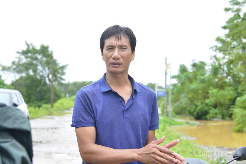 Anh Vũ Văn Quân (xã Kim Tân) chia sẻ: “Gia đình tôi đợt này bị ngập toàn bộ 1ha mía, 0,5 ha chuối và 0,5 ha lúa chưa thu hoạch. Thiệt hại ước tính khoảng 100 triệu đồng. Bây giờ cả gia đình tôi sinh hoạt ở tầng 2 và nhờ anh em bên ngoài tiếp tế thực phẩm”.
