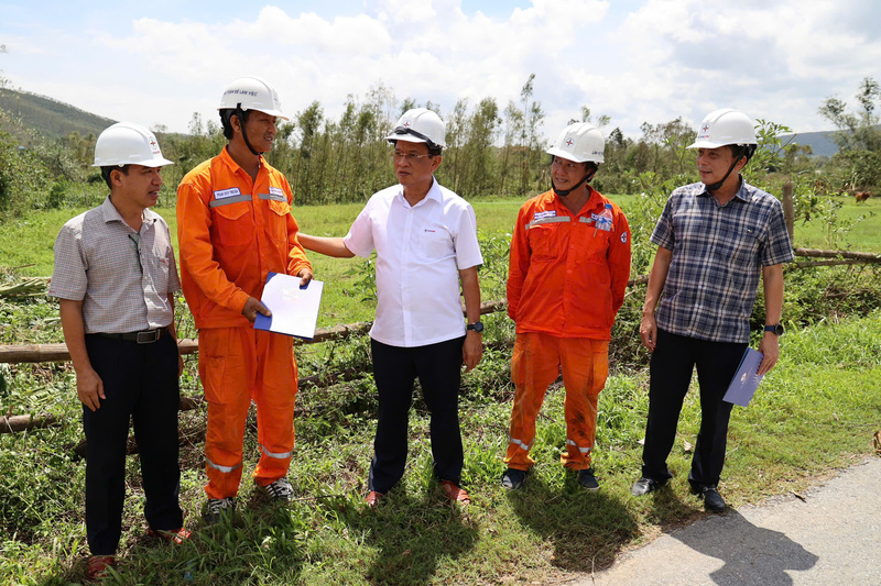 Tổng giám đốc EVNCPC Ngô Tấn Cư động viên lực lượng công nhân, kỹ sư cùng Ban chỉ huy tiền phương khắc phục sự cố lưới điện do bão số 10 tại Quảng Trị. Ảnh: Phương Nam