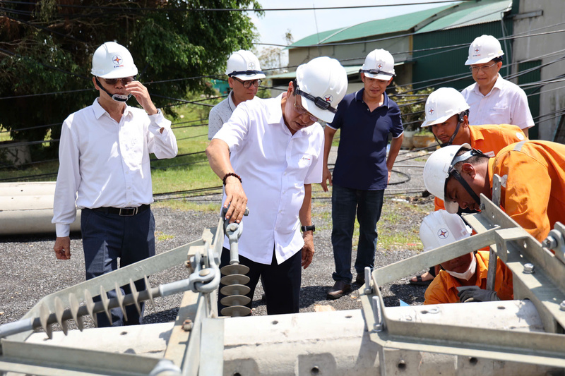 Bão số 10 gây ảnh hưởng nghiêm trọng đến hệ thống điện trên địa bàn tỉnh Quảng Trị. Ảnh: Phương Nam