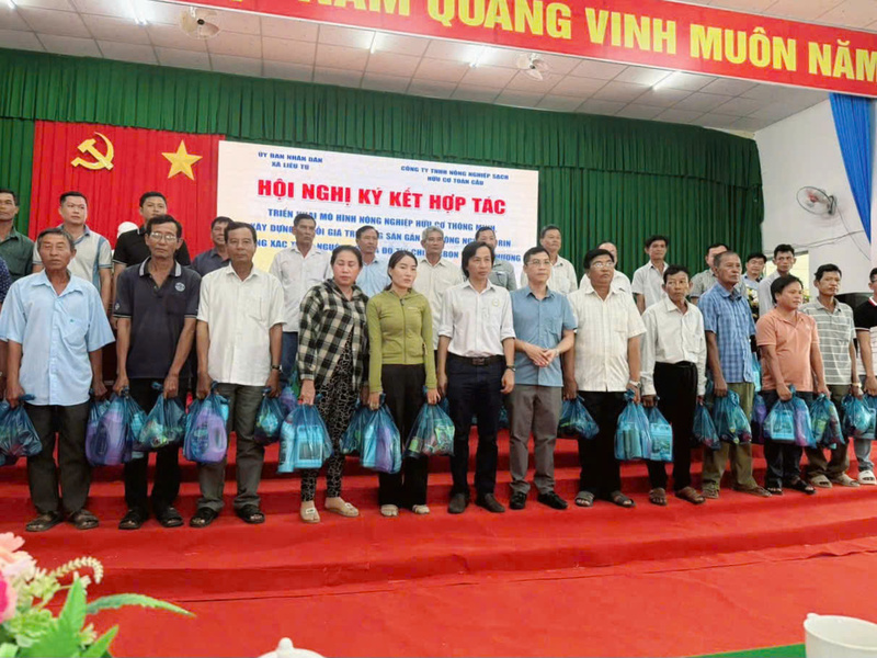 Lãnh đạo Công ty Tập đoàn Toàn Cầu tặng quà an sinh cho nông dân tham gia chương trình