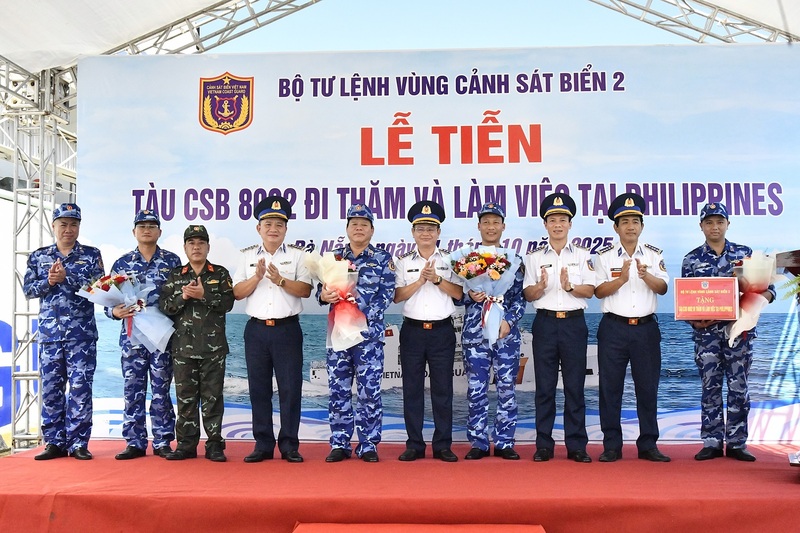 Thủ trưởng Bộ Tư lệnh Vùng Cảnh sát biển 2 chúc mừng đoàn công tác tàu CSB 8002 đi thăm, làm việc tại Philippines
