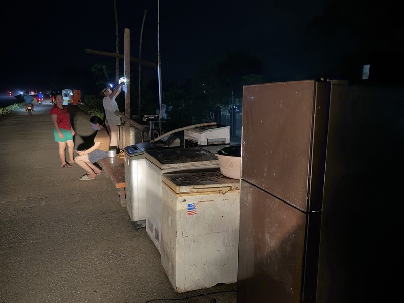 Người dân sơ tán khẩn cấp lên đê, vùng cao để tránh ngập lụt. Ảnh: CTV.