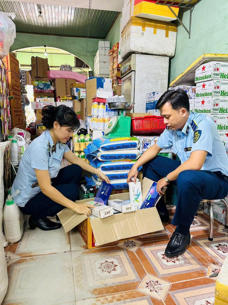 Đội QLTT số 2 đã phát hiện 673 bao thuốc lá (mỗi bao 20 điếu) không có hóa đơn chứng từ, không rõ nguồn gốc xuất xứ. Ảnh: QLTT Quảng Ngãi