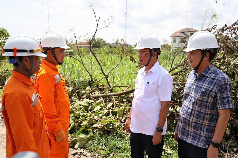 Tổng giám đốc EVNCPC Ngô Tấn Cư thăm hỏi tình hình khắc phục thiệt hại về điện. Ảnh: Phương Nam