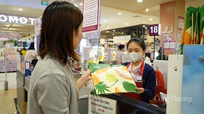 AEON Long Biên có chính sách cho thuê túi khi khách mua hàng tại siêu thị