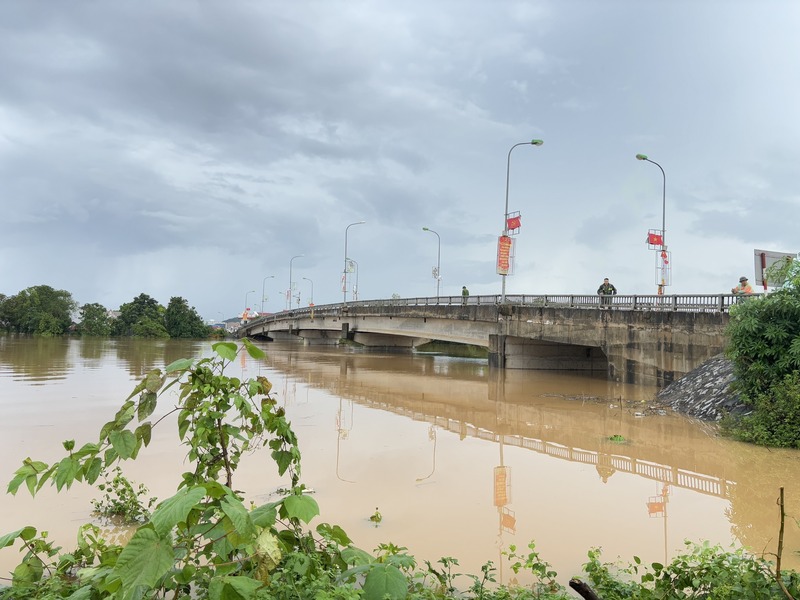 Nước sông Bưởi tại Kim Tân đã vượt đỉnh lũ lịch sử năm 2007. ẢNh: CTV.