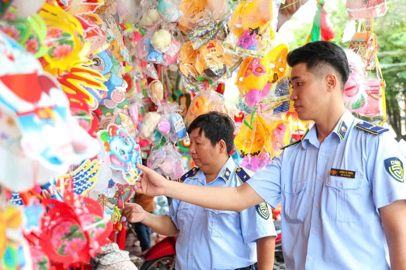 Chi cục QLTT Quảng Ngãi tăng cường kiểm tra, kiểm soát thị trường trong dịp tết Trung thu. Ảnh: Nguyễn Dương
