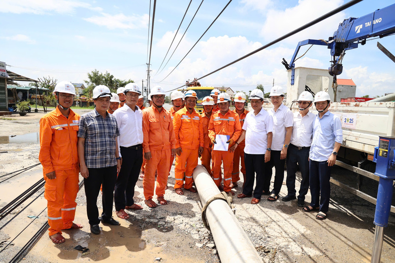 Tổng giám đốc EVNCPC Ngô Tấn Cư động viện công nhân, kỹ sư tham gia hỗ trợ Công ty Điện lực Quảng Trị khắc phục lưới điện bị thiệt hại sau bão. Ảnh: Phương Nam