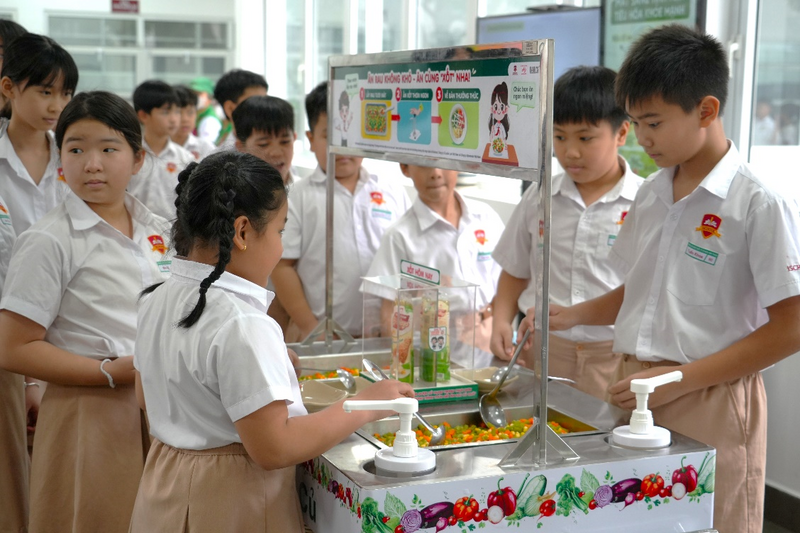 Học sinh tiểu học Ischool Ninh Thuận xếp hàng sử dụng “Quầy buffet rau củ” trong giờ ăn bán trú ở trường
