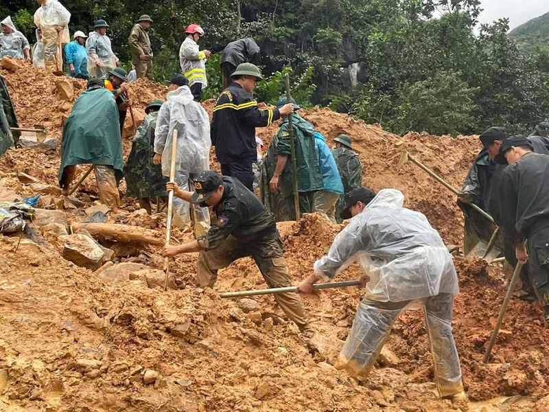 Tìm kiếm các nạn nhân tại xã Lũng Cú. Ảnh. Công an tỉnh Tuyên Quang