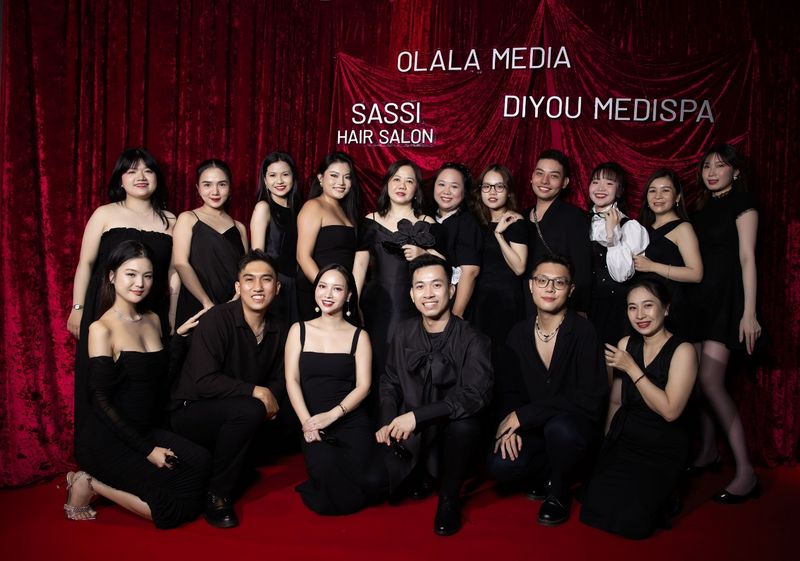 Hannah Olala và các thành viên công ty trong một đêm tiệc, thể hiện sự gắn kết làm nên sức mạnh thương hiệu