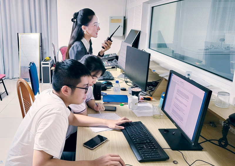 Ekip Trung tâm đa phương tiện và nội dung số Công Thương thức xuyên đêm “cháy” với “Dự đoán EURO - Nhận siêu quà Việt” cùng Báo Công Thương