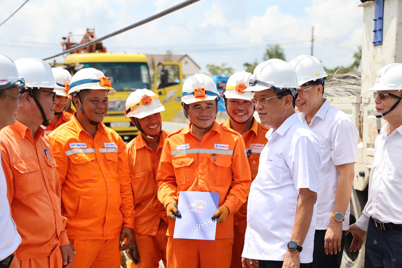 Tổng giám đốc EVNCPC Ngô Tấn Cư tại hiện trường sáng ngày 1/10. Ảnh: Phương Nam