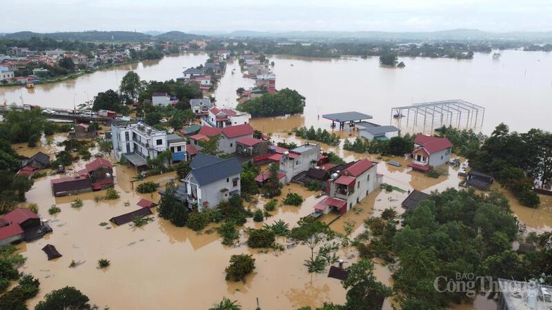Hiện toàn bộ khu vực ngập lụt đang bị chia cắt, mất điện nên mọi sinh hoạt đều dựa vào sự hỗ trợ từ bên ngoài