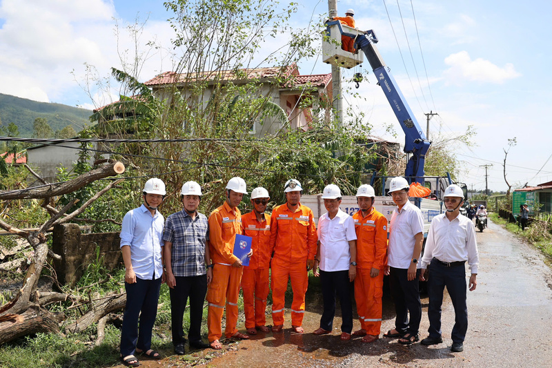 Lãnh đạo EVNCPC ghi nhận tinh thần vượt khó khăn sau bão của các kỹ sư, công nhân, bám trụ hiện trường để sớm khôi phục cấp điện lại cho người dân. Ảnh: Phương Nam