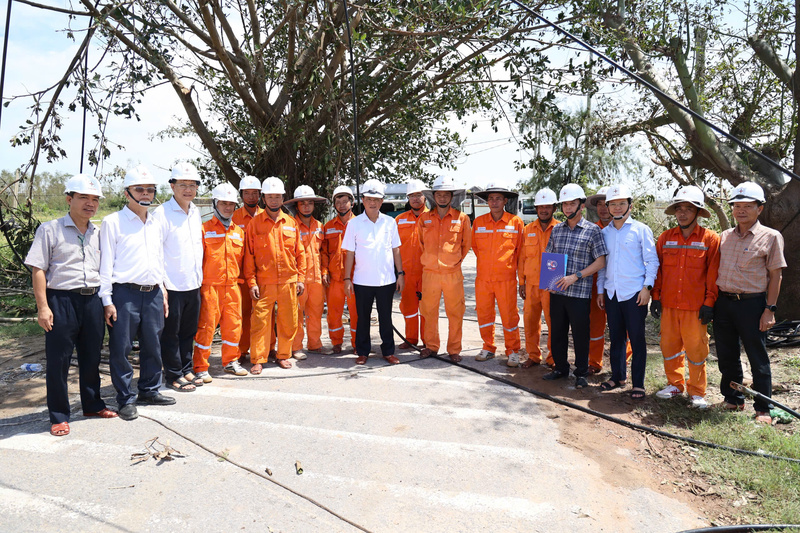 Lãnh đạo EVNCPC cũng lưu ý trong quá trình khắc phục sự cố về điện phải đảm bảo an toàn lao động. Ảnh: Phương Nam