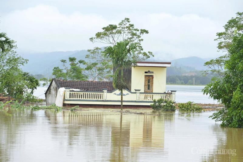 Những căn nhà bị nước lũ 'nuốt chửng', hiện lực lượng chức năng đang nỗ lực tiếp tế nhu yếu phẩm cho người dân cô lập, sẵn sàng sơ tán người dân trong trường hợp cần thiết