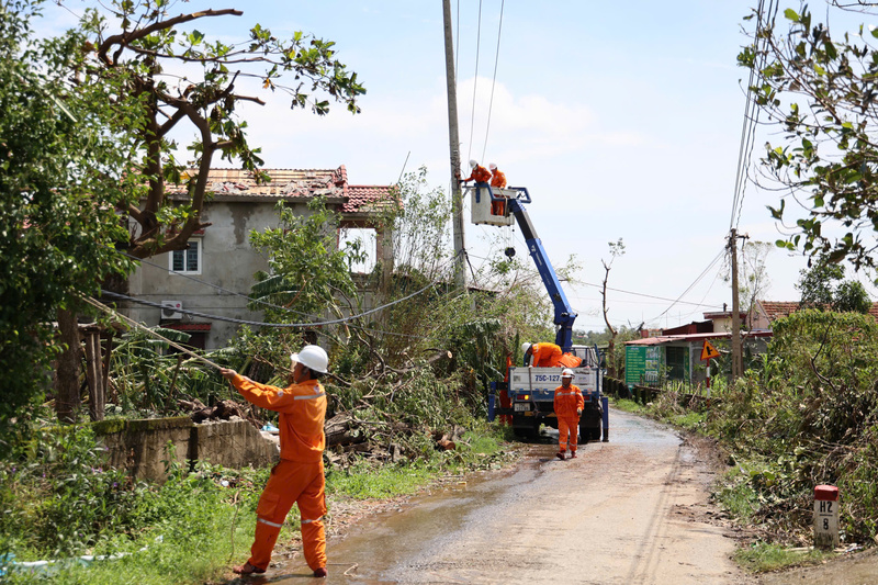 Bão số 10 đã gây thiệt hại nặng nề cho điện lực tỉnh Quảng Trị. Ảnh: Phương Nam
