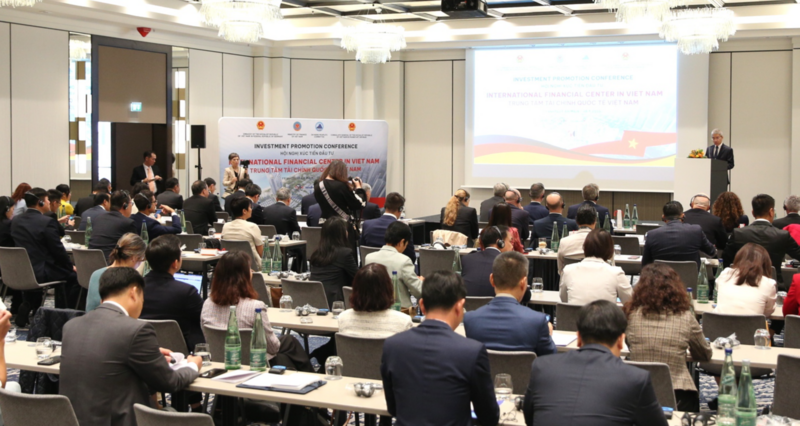Hội nghị xúc tiến đầu tư Trung tâm tài chính quốc tế Việt Nam do Bộ Tài chính phối hợp với Đại sứ quán Việt Nam tại Đức, Tổng Lãnh sự quán Việt Nam tại Frankfurt và UBND TP. Đà Nẵng tổ chức. Ảnh: VGP