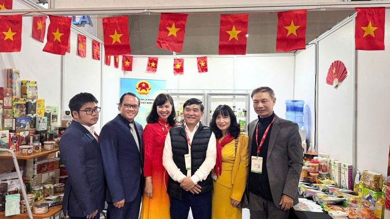 Đại sứ đặc mệnh toàn quyền Nguyễn Việt Cường đại sứ quán Việt Nam tại Chi Lê tham quan gian hàng Việt (Ảnh: Thương vụ Việt Nam tại Chile)
