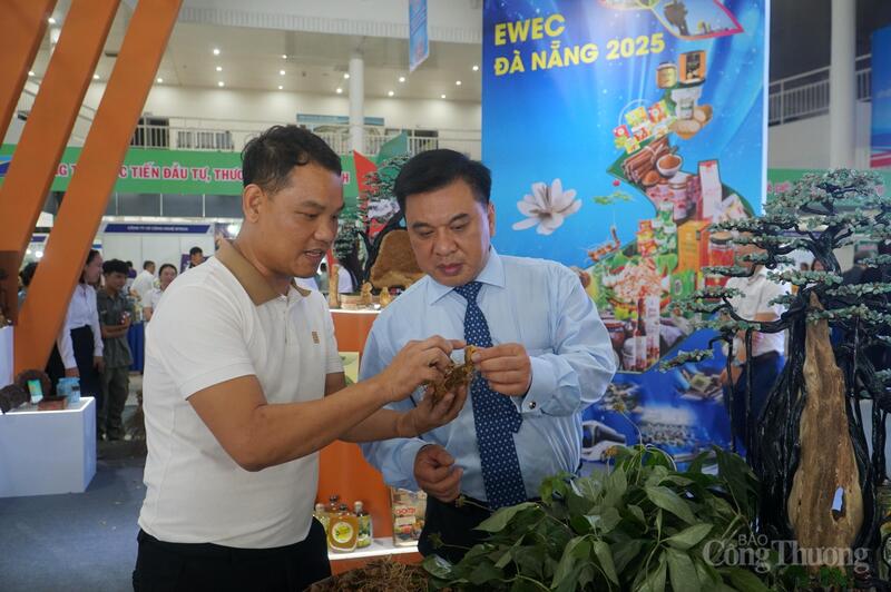 Phó Cục trưởng Cục Xúc tiến thương mại Lê Hoàng Tài tham quan gian hàng tại Hội chợ