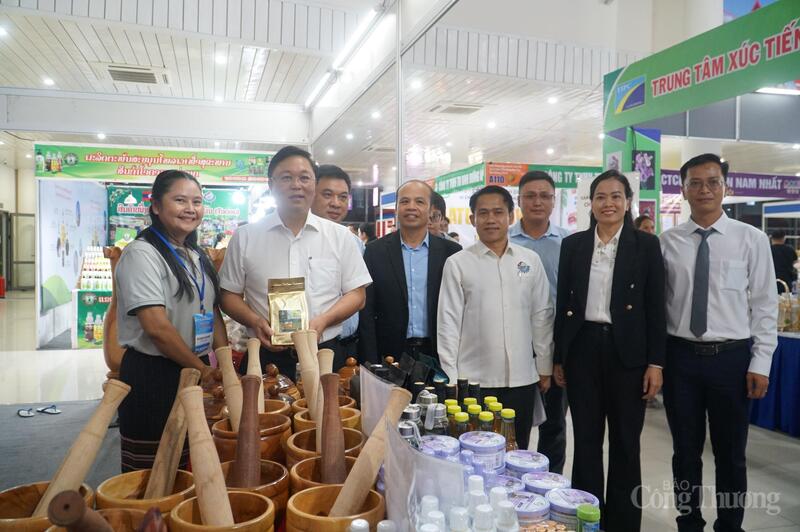 Các đại biểu tham quan gian hàng tỉnh Salavan (Lào)